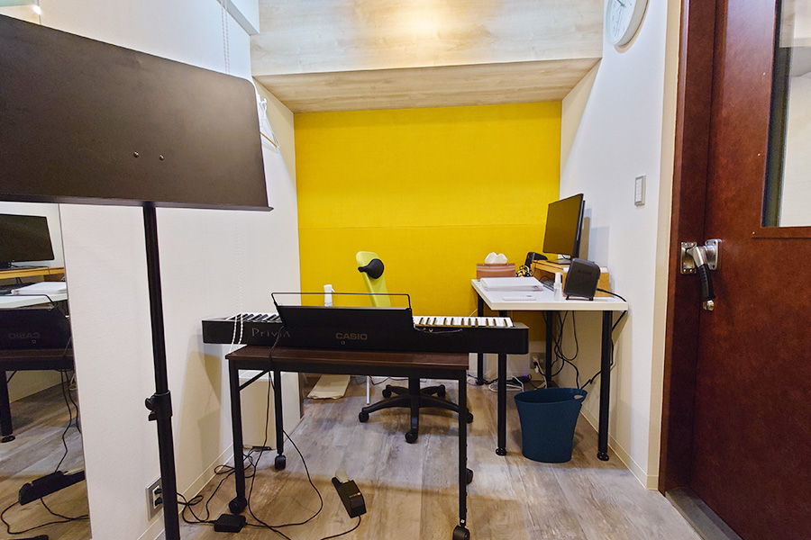 スタジオ壁の色黄色室外機