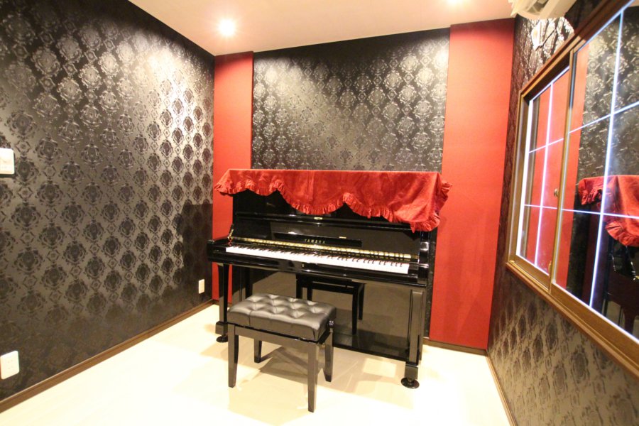 マンションアップライトピアノ防音室壁の色ブラック